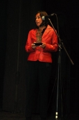 La giornalista Kelly Velasquez riceve  il Premio Malvinas, in rappresentanza  del regista Ayose O'Shanahan